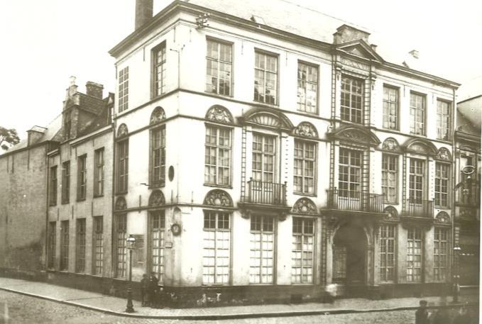 Bij de aanpassing van het voormalige hotel d Alcantara in 1898 werden de gevel aan de Volderstraat en de hoek herbouwd om de rooilijn recht te