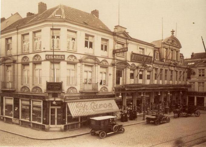 Het andere deel van het voormalige herenhuis werd samengevoegd met het belendende 18 de eeuwse hotel voor het warenhuis Au Bon Gout.