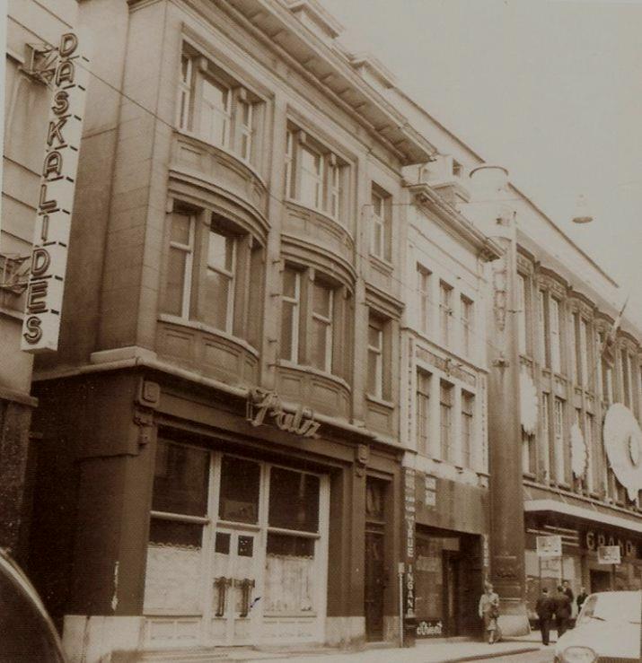 De familie Daskalides had het pand links op de foto een patisserie.