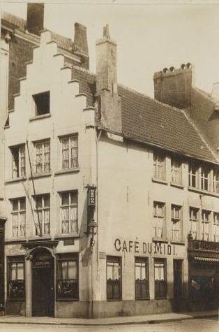 in 1927) waar het Café het Miditje zich bevond heeft plaats