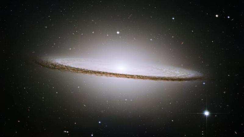 126 Samenvatting Figure S1 De linker afbeelding is een opname van het Sombrero-melkwegstelsel met de Hubble Space Telescope.