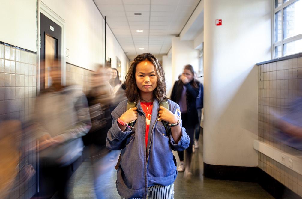 Leerlingbegeleiding Een leerling moet graag naar school gaan. Dat is een belangrijke voorwaarde voor succes. Het Maerlant-Lyceum besteedt daarom veel aandacht aan begeleiding.