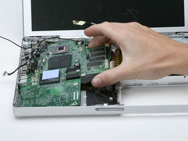 Stap 47 Til het logic board deels uit de