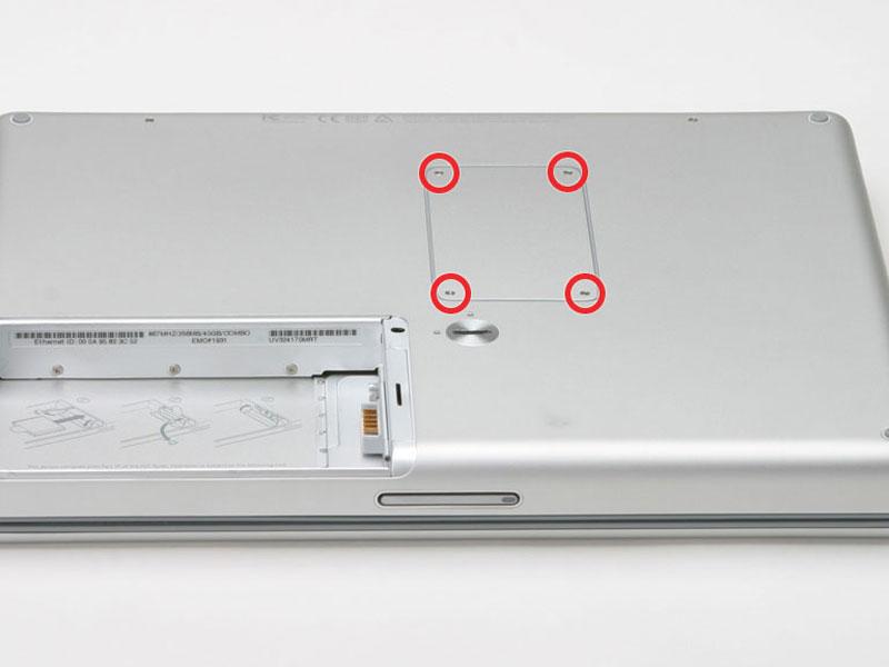 Stap 1 Batterij Gebruik een munt om de batterij borgschroef 90 graden naar rechts draaien. Haal de batterij uit de computer.