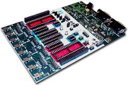 STK500 Veel fabrikanten van microcontrollers leveren starter kits (STK s) bij hun microcontrollers. Op die manieren kunnen ontwikkelaars snel aan de slag. Ook Atmel heeft verschillende STK s.