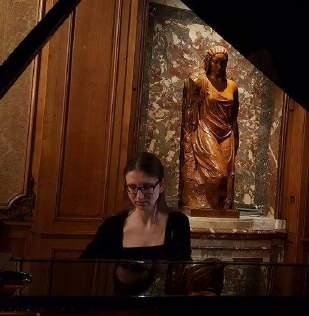 LEERKRACHTEN PIANO- INITIATIE BIEKE GALLEYN Lesdag: vrijdag Gedreven naar muziek en muziekinstrumenten, voornamelijk de piano, vanaf haar prille kleuterjaren, startte Bieke Galleyn in 2001 haar