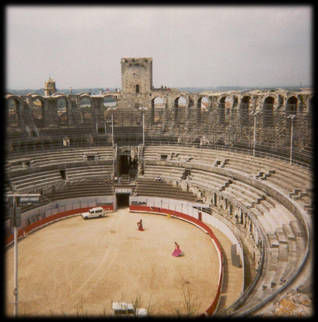 amfitheater vroeger Kenmerken: Hoofdgang loopt onder de arena en tribunes, evenwijdig aan de lange as. Met veel zijgangen en ruimtes voor: (roof)dieren, ter dood veroordeelden, opslag materiaal.