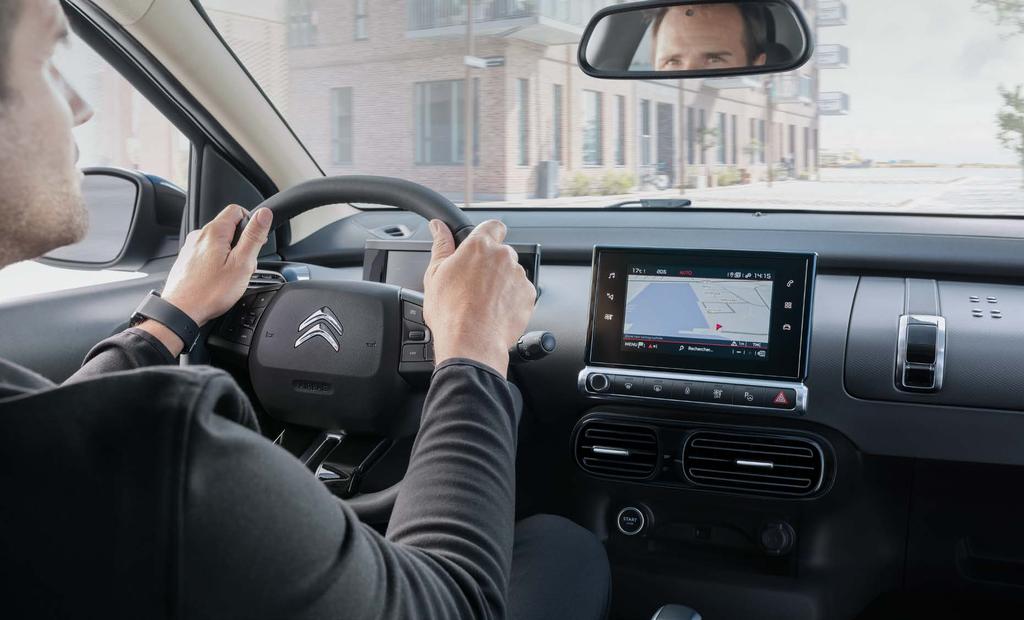 CITROËN CONNECT NAV * & MIRROR SCREEN Het Citroën Connect Nav, dat met de stem of via de 7" aanraaktablet kan worden bediend, geeft in real time informatie over het verkeer, de locatie en prijzen van