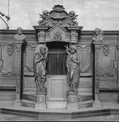 De biechtstoelen in de zijbeuken dateren van rond 1710;