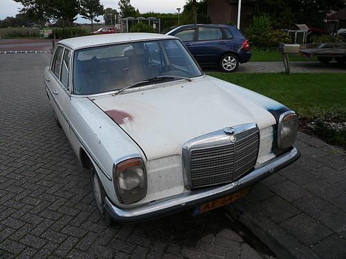 Thonnis. Ik werkte eerst in Leeuwarden. Omat ik in de omgeving van Heerenveen ging werken ben ik opzoek gegaan naar een 'goedkope' auto. Het werd deze oude witte Mercedes uit 1971.