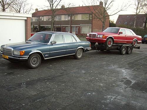 Het is een Mercedes type W126, 380SE, 8 cyl. en 230pk. Hoe het verder afloopt weten ik nog niet, ik zie wel, zegt Thonnis, die de foto's zelf heeft gemaakt. Dank daarvoor!