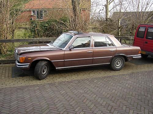 Terwijl de witte Mercedes te koop stond werd deze auto aangeschaft. Een Mercedes, model W116, 2.8 liter benzine, 6 cyl. Bouwjaar 1973, automaat.