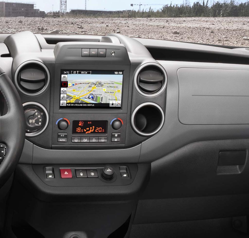 Het touchscreen vergemakkelijkt het dagelijks leven met: de navigatie (kaartweergave in perspectief, weergave van snelheidslimieten, verkeersomstandigheden enz.