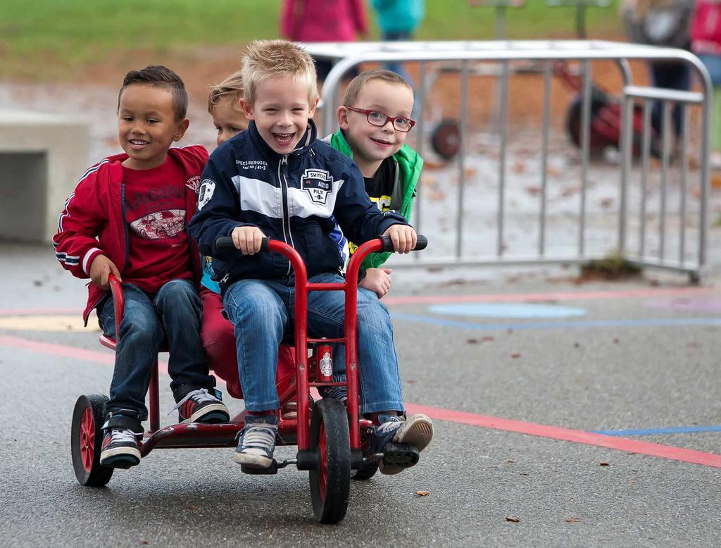 Schoolbel en naar binnen De schoolbel gaat om 8.25 uur. We willen om 8.30 uur met de lessen beginnen. We verwachten dat de kinderen zoveel mogelijk zelf naar binnen gaan.