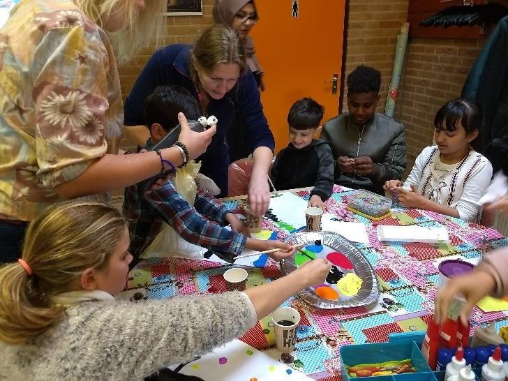 De projecteigenaren van de Stichting Kleurfabriek hadden zeven kinderen uit het AZC in Nijmegen meegenomen die de catering hebben verzorgd en hapjes en drankjes aanboden.