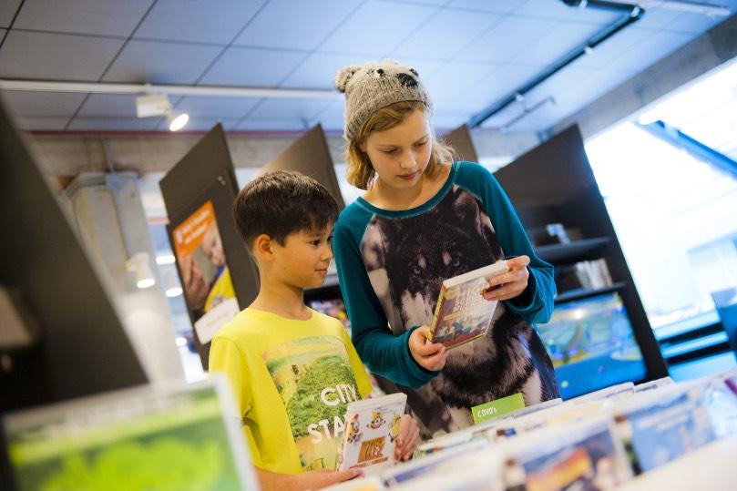 Aanbod School en Bibliotheek 2018-2019 Aankomend schooljaar biedt de Bibliotheek Hoeksche Waard je weer een mooi aanbod met producten rondom leesbevordering, leesplezier en mediawijsheid.