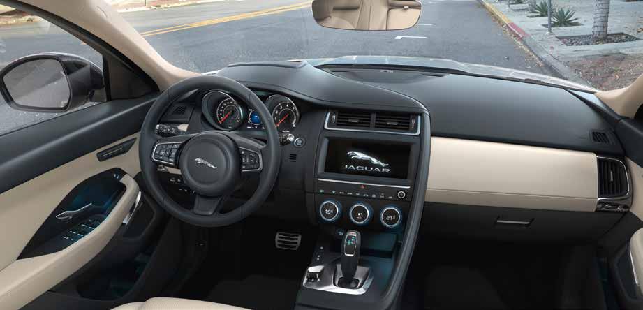 Met zijn gesculpteerde motorkap en gespierde heupen is de Jaguar E-PACE een dynamische en wendbare SUV met de lijnen van een coupé een look die word versterkt door de strakke LED koplampen en