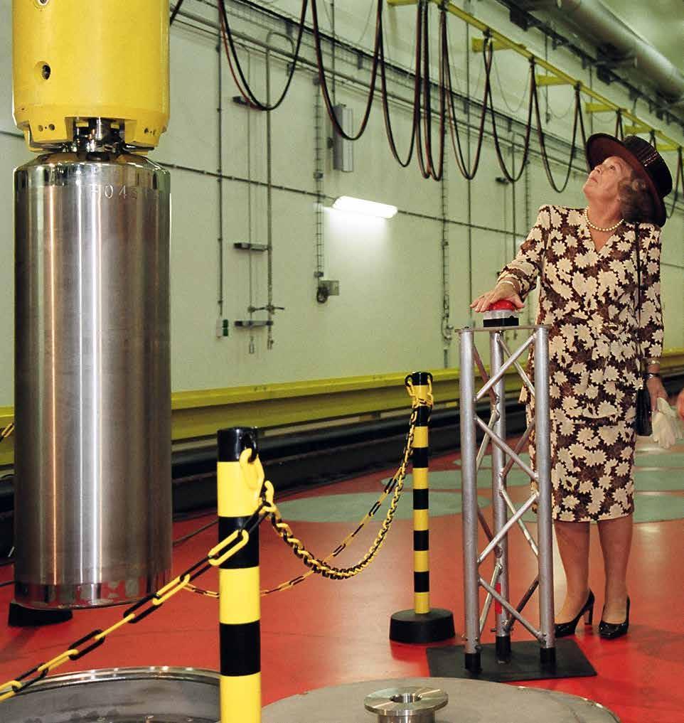 Koningin Beatrix neemt een depot van de Centrale Organisatie Voor Radioactief Afval (COVRA)