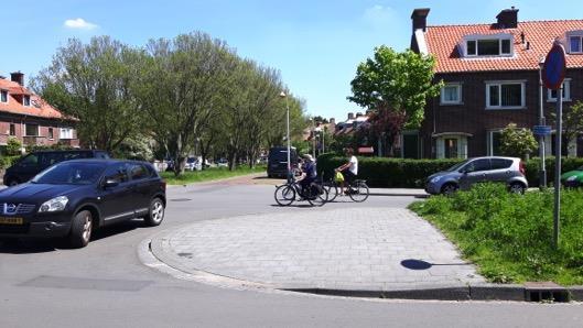 Foto s van meetpunt 4: kruispunt in de buurt van basisscholen in een wijk in Den Haag.