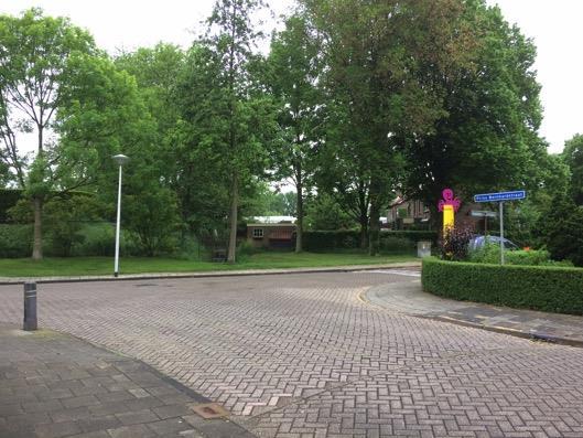 Foto van meetpunt 8: kruispunt in de buurt van een school in Koudekerk aan den Rijn Situatieomschrijving He is zeer rustig, tot 8:15 vrijwel geen verkeerdeelnemende ouders. Weinig auto s.