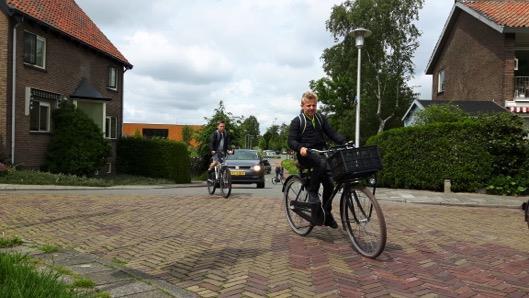 Het lijkt er op dat er meerdere kinderen met één ouder meegaan. Veel ouders en kinderen zijn op de fiets, maar ook veel lopend en met de auto.