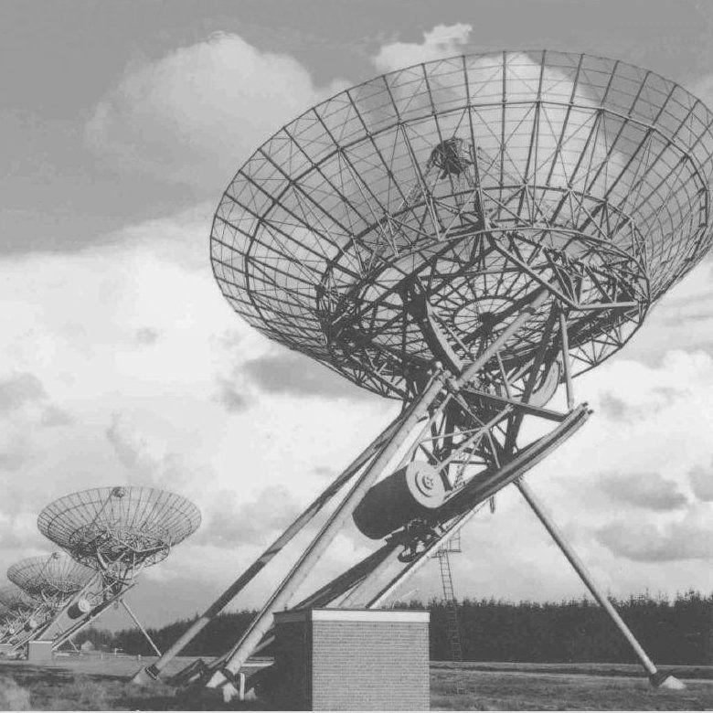 111 Figuur 6.2: De Westerbork Synthesis Radio Telescope. Deze telescoop bestaat uit 14 antennes met een diameter van 25 m. De afbeelding toont 4 van de schotels.