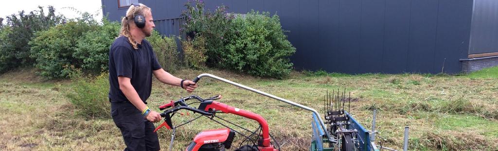 Altijd maaien én het maaisel afvoeren. Hier harkt Jasper onze proefbloemenweides met de bandhooier.. MAAIbeheer van bloemrijk grasland Waarom maaien?