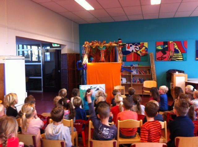 Locatie Eemstraat Kleuterbouw Poppen voorstelling Vorige week donderdag hadden we een poppenvoorstelling over Sinterklaas Piet en een heks. De kinderen vonden het ontzettend leuk!