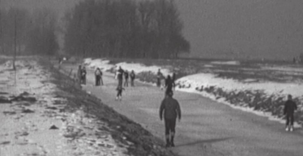 18 De lange strenge winter Na de Elfstedentocht die op 18 januari 1963 onder barre omstandigheden werd gereden, kregen de ijsclubs het nog behoorlijk druk.