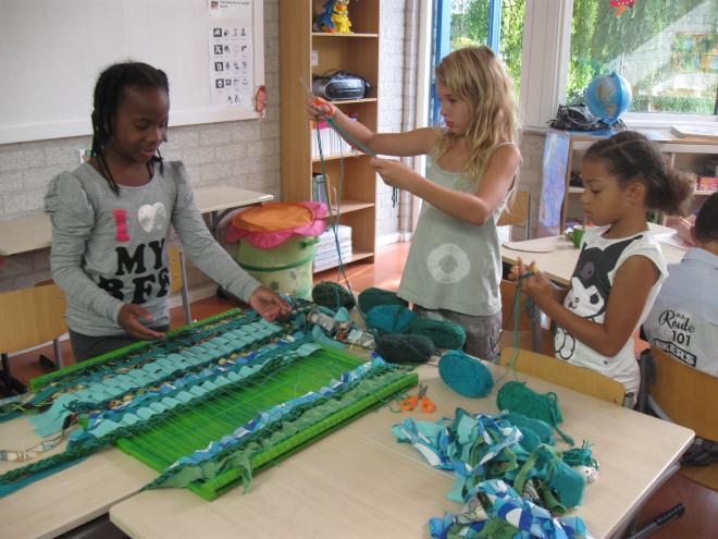 De kinderen hebben s morgens en s middags gewerkt met kunstenaars rondom het thema bouwen. De zon scheen en een aantal workshops konden buiten plaatsvinden.