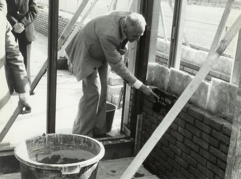 7 december 1976 1 maart 1977 Start bouw door bouwbedrijf Arns en installatiebedrijf de Vries, het schilderwerk werk door de Fa. Vos uit Zetten verzorgd.