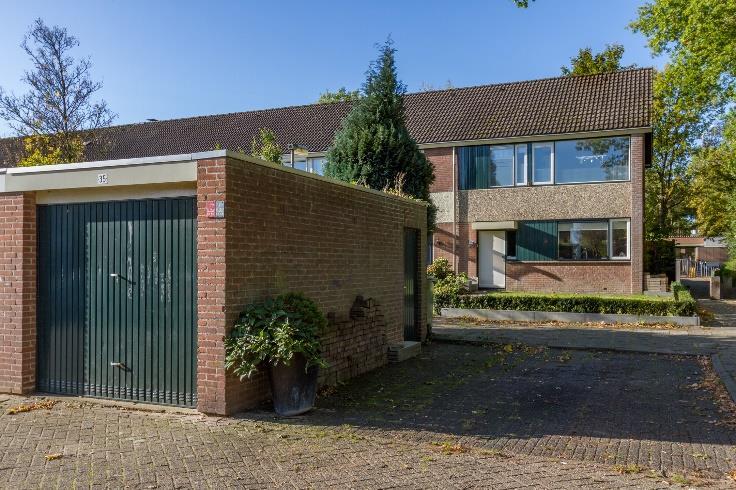 Omschrijving Hoekwoning Ruime hoekwoning met garage en parkeren op eigen terrein gelegen op een