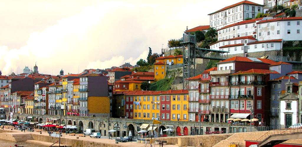 - TAALREIS - PORTO, PORTUGAL Porto, de 2de grootste stad van Portugal, heeft een ideale ligging op de steile oevers van de Douro.
