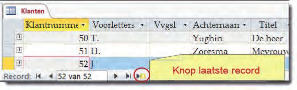 Access 2016 1 Klik in het Navigatiedeelvenster bij het object Formulieren op het formulier met de naam Invoeren wijzigen klanten. 2 Klik onderaan het formulier op de navigatieknop Nieuw (lege) record.