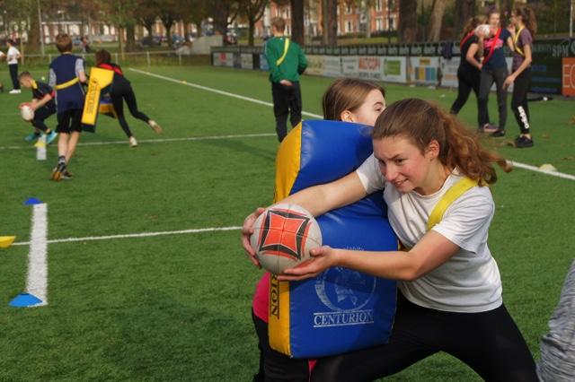 Fielden en batten tijdens kennismaking Angelsaksische Sporten Onlangs verdiepten tvwo1 en tvwo3 zich in de Angelsaksische Sporten.