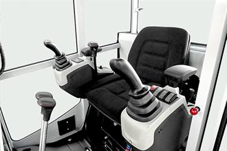 De comfort-cabine Maximale bewegingsvrijheid voor de benen door extra grote beenruimte. Ergonomisch vormgegeven armsteunen en zitpositie.