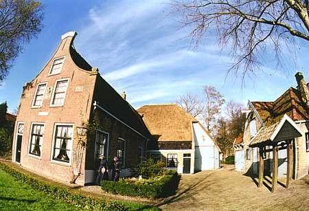 Museum Vreeburg De geheel in oude stijl gerestaureerde 17e eeuwse stadsboerderij Vreeburg doet dienst als streekmuseum.