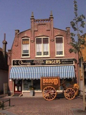 Openingstijden: Het museum is geopend van dinsdag t/m zondag van 12:00 tot 17:00 uur. Tijdens de schoolvakanties is het museum de hele week geopend, dus ook op maandag, van 11:00 tot 17:00 uur.