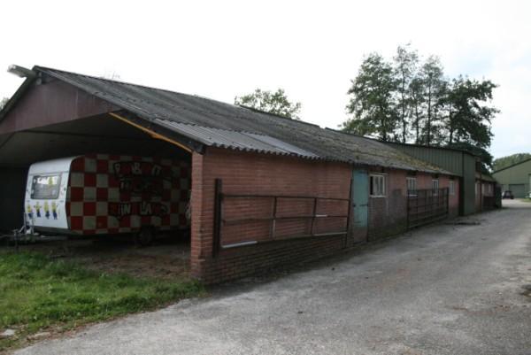 Stal I is verder voorzien van houten spanten en stal II is opgetrokken met stalen spanten.