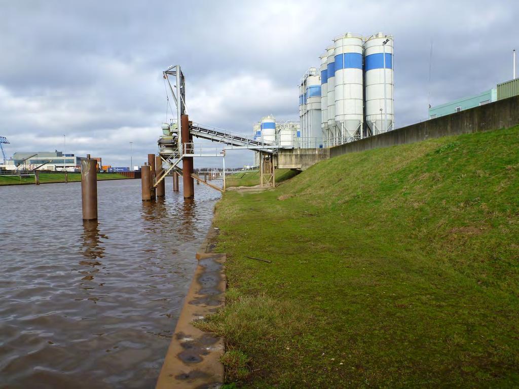 Herinrichting oostelijk haventerrein, Wanssum Quickscan hydraulische aspecten herinrichting warsprofielen van de huidige situatie (gestippelde lijnen) en toekomstige situatie (doorgetrokken lijnen)