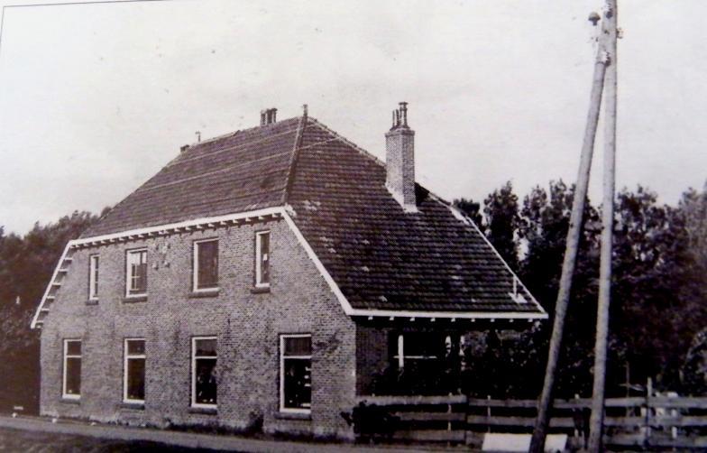 Maartensweg Dubbele dienstwoning,voor Lijn werkers, gebouwd in 1914 door de HSM De Ruigeweg had in die