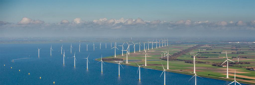Afbeelding 2.9 Windpark Noordoostpolder tijdens de bouw. De windturbines in het water hebben hier een ashoogte van 95 m met een tiphoogte van 148,5 m.