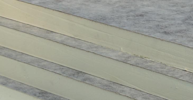 THERMISCHE ISOLATIE RF 8 ISOLPARMA voor plat dak Deze platen zijn bedoeld voor platte daken en hebben aan één zijde een mineraal vlies om te lijmen en aan de andere zijde bitumenafwerking om roofing