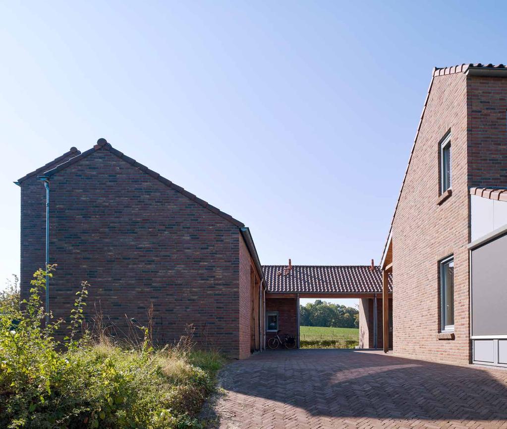 Bij het ontwerp voor de woningen van hoeve De Steeg is gezocht naar een hedendaagse interpretatie van herkenbare kenmerken van een gesloten hofboerderij.