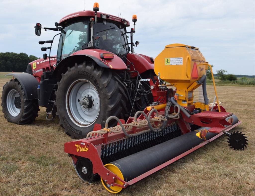 Voor het doorzaaien heeft De Samenwerking BV de beschikking over een Vredo doorzaaimachine met het Dubbele Schijven-Systeem.