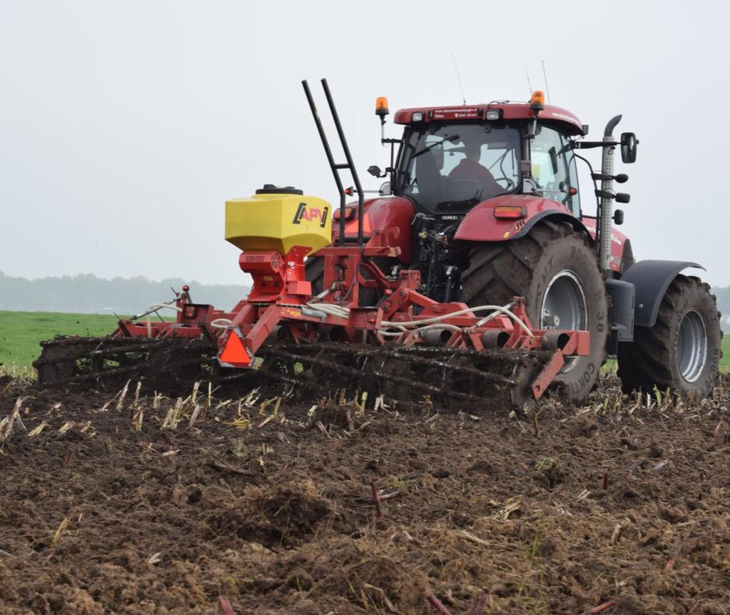 De zaaimachine werkt in combinatie met een GPSgestuurde tractor zeer nauwkeurig en met de brede bouwlandbemester kan een hoge capaciteit worden gehaald.