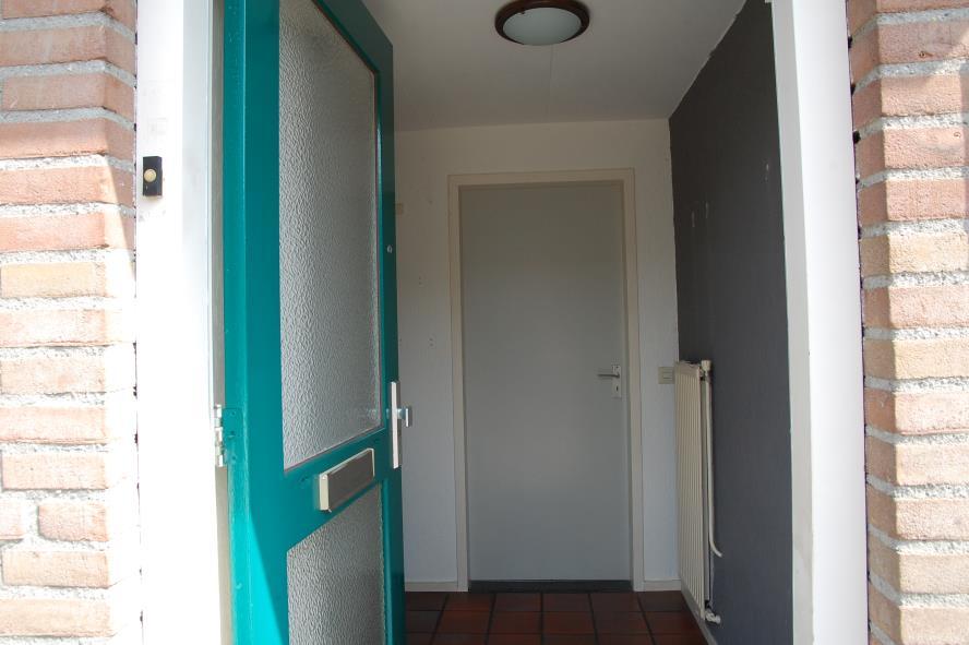 INDELING De voordeur geeft toegang tot de hal waar zich het toilet, de meterkast