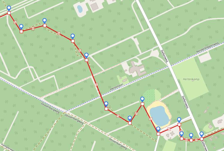 U gaat RA op het derde pad (lichtblauwe paaltjes) Dit is een kleiner pad. Zie trajectkaart: Dit pad blijven volgen, op alle kruisingen RD ( 4 stuks).