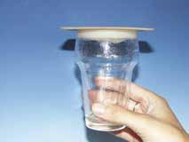 Een glas met water is omgekeerd op een Varimate Standaard plaat gezet en na enkele uren