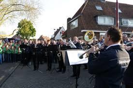 Stan Labrie (14 jaar), scholier van het Cals College las een gedicht van Ton de Gruijter voor. De muzikale bijdrage en taptoe werd verzorgd door van De Batenbouwers.